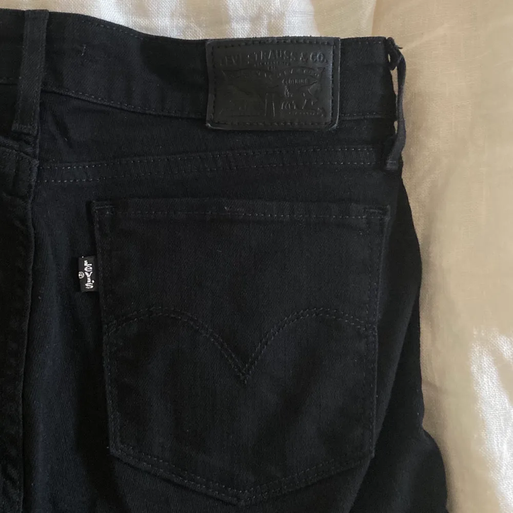 Fåtal gånger använda jeans nya från Levi’s. Modell 715 bootcut i svart. Bra då dom är lite stretchiga! Storlek 27, Inte blivit använda och säljer därför. Nypris 900-1000 kronor, men slutsålda vad jag sett. Kan diskutera rimliga bud!. Jeans & Byxor.