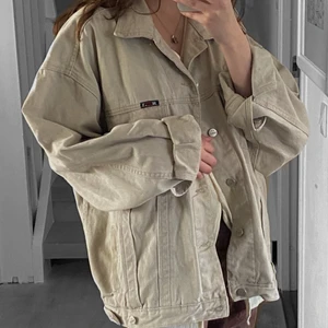 Beige jacka - Beige oversized jeansjacka! Felfri, knappt använd ✨ frakt ingår ej