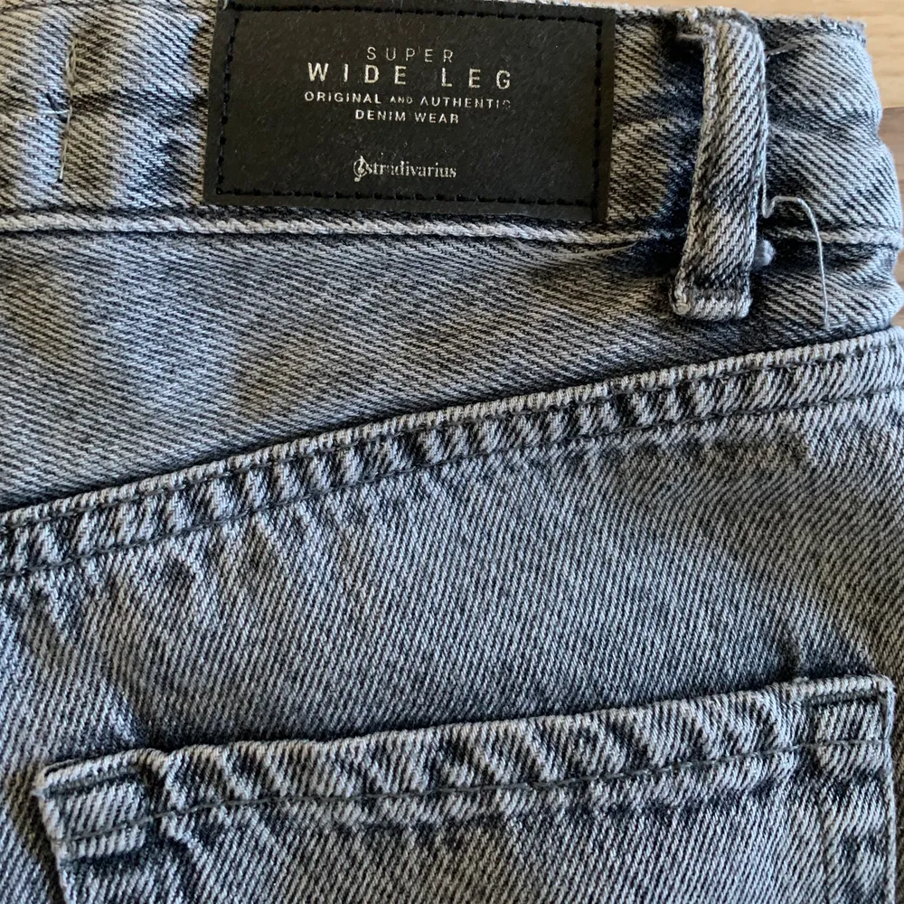 Super snygga gråa jeans från märket stradivarius. Nyskick då de endast är använda fåtal gånger. Passar mig perfekt som är 1,68 men funkar för både längre och kortare personer också. Skriv för fler bilder💕. Jeans & Byxor.