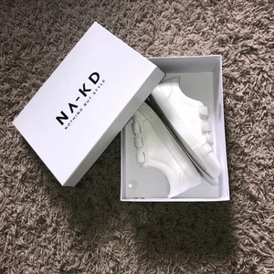 Sneakers med kardborreband  - Vita sneakers från nakd med kardborreband, endast testade, aldrig använda ute! Storlek 36! Frakten ingår i priset:)
