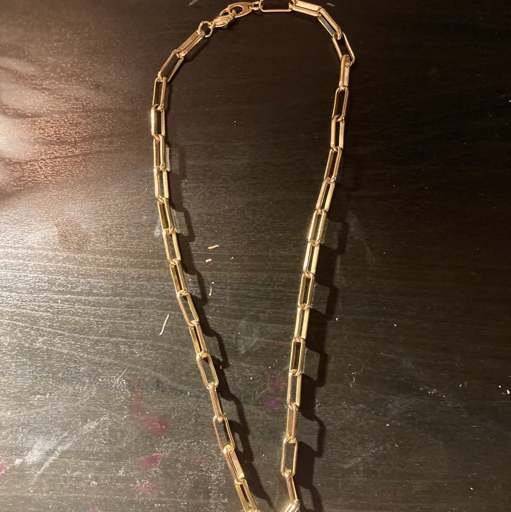 Sånt gulligt litet halsband från tiffany & co🤍💜 Halsbandet är sparsamt använd och är i fint skick. För mer info eller bilder dm gärna mig🍓🤍. Accessoarer.