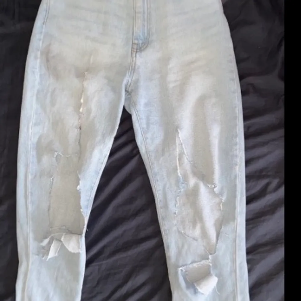 Säljer mina jeans med hål som använts få gånger. Älskar dem supermycket och tycker de är jättefina! Men används för sällan. Byxorna är köpta på Nelly.com för 699kr, hålen är klippta själv! Budgivning i kommentarerna! . Jeans & Byxor.