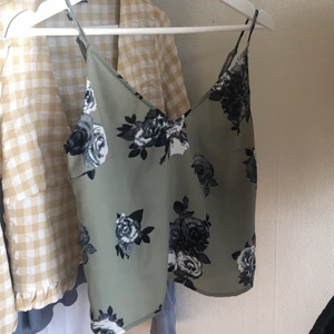 blommigt linne - superfint och somrig topp perfekt till sommaren🥺🥺✨💞