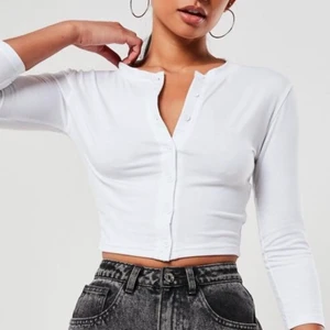 Vit button down tröja - Vit tröja med knappar hela vägen ner. Helt oanvänd, säljer då den var för liten. Frakt ingår ej i priset