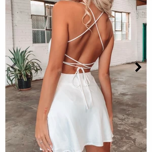 WHITE SATIN DRESS  - Säljer denna superfina klänning från australienska sidan THATSOFETCH pga att jag hittat en annan klänning som studentklänning. Sitter superfint och använd 1 gång. (Bilder från deras hemsida) 