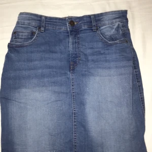Jeanskjol  - Helt oanvänd jeanskjol, superfin men tyvärr inte min stil! 🥰