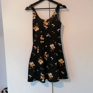 Urringad, blommig klänning 🌸 - 🌺Klänning är I fint skick.    