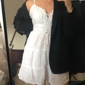 Klänning - En så söt sommarklänning. Fint skick, saknas bara två knappar högst upp (syns på bilden) 