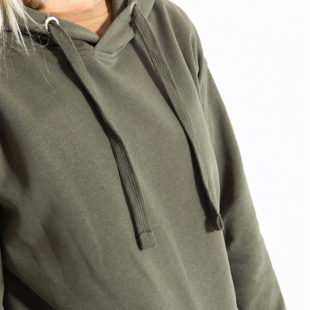 💗SÅLD💗Skogsgrön hoodie i croppad modell med luva. Fint skick, sparsamt använd. Den är i storlek xs/s och är ifrån lager 157. Spårbar frakt tillkommer💕💖. Huvtröjor & Träningströjor.
