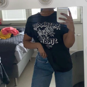 Oversized tshirt - Använd 1 gång, köpt för ett tag sen runt 200kr (nyskick) frakt betalas av köpare annars mötes jag upp i Örebro. 