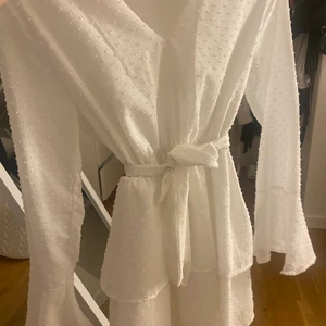 En jättefin och nästan oad klänning från madlady som funkar perfekt till skolavslutning och student. Säljer då den är för liten - INTRESSEKOLL!  jättefin och nästan oad klänning från madlady som funkar perfekt till skolavslutning och student. Funderar på att sälja den då den nästan är för liten
