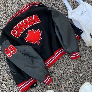 Vintage varsity jacka - Säljer min extremt snygga vintage one of a kind varsity jacka som både är köpt av en privat person i canada och tillverkad i canada så för alla vintage samlare är det en extremt authentic piece. Den har länge varit mitt favorit plagg men använder den inte lika mycket längre. Hoppas den hittar ett nytt hem! BUDA I KOMMENTERARENA högsta bud 1200