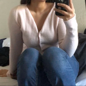 Kofta - Kofta fån H&M. För liten för mig nu. Står i storlek 36-38 men passar en i XXS / XS bättre. Råkat torktumla, därav den krympt. Möts upp i Ljungby eller fraktar för 51 kr (endast spårbart)