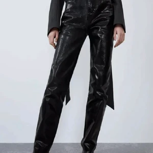 Zara jeans - Säljer dessa svart skimriga jeans ifrån zara, storlek 36 men de är uppklippta till att passa ungefär 165 plus en slits nere på insidorna av jeansen💕