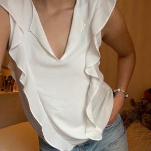 En fantastisk vit blus från Zara som man alltid kan använda 🤍 Passar XS-L