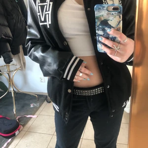 Varsity jacka - Super snygg varsity jacka jag köpte här på plick för 800kr!Säljer för att jag är behov av pengar! Storlek M sitter snyggt på mig som är S, (sista bilden är lånad) Buda!🥰