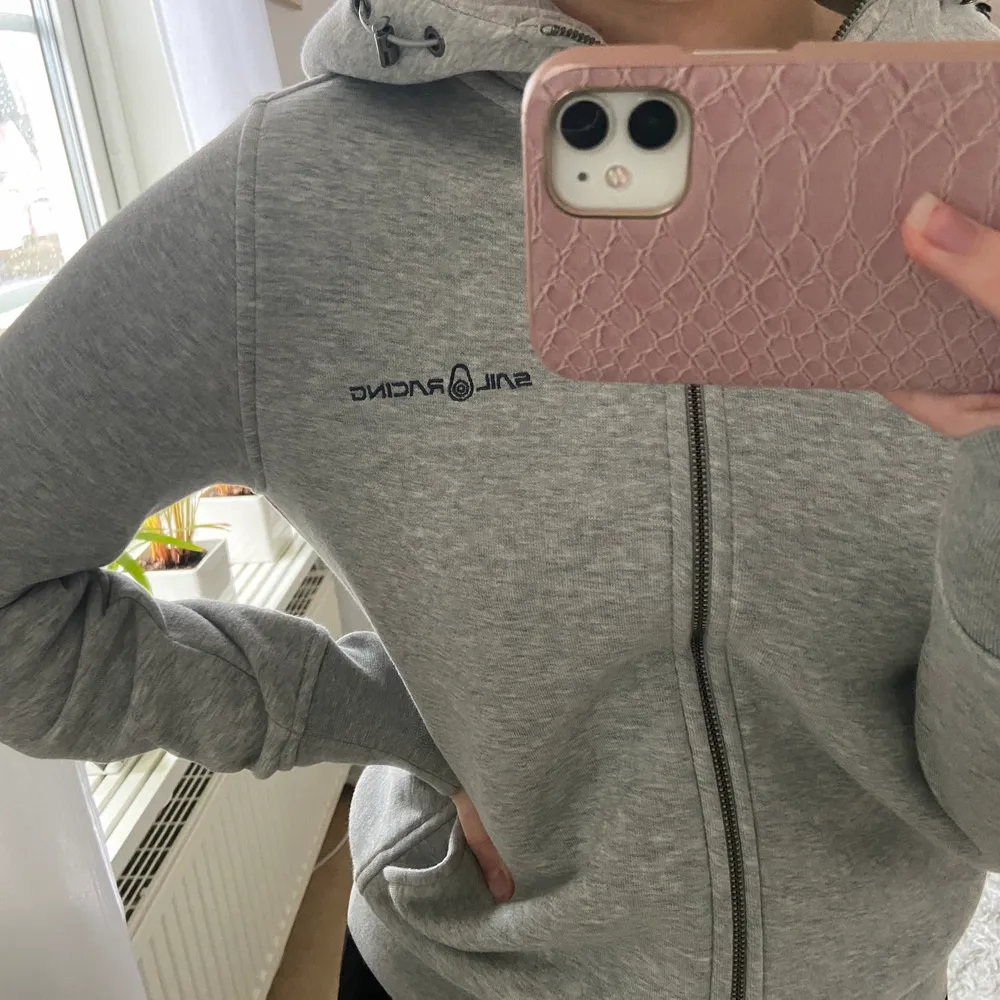 Säljer min Sail Racing zip Hoodie, köpt på Marstrand i Sail Racings egna butik (100% äkta). Den är använd 2 gånger och säljer den p.g.a att den inte passar mig:( Den är jätte skön speciellt materialet inuti. . Hoodies.