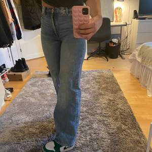 Monki jeans i storlek 36 som jag köpte för runt 400 kronor! Mycket bra skick då dem använts varsam :)