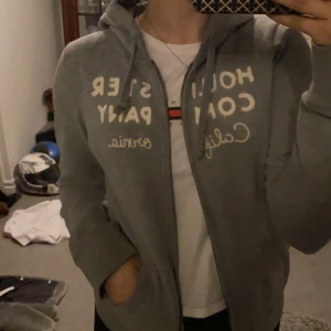 Hollister kofta i strl M - Säljer en grå hollister kofta i strl M, kommer från ett rök och djurfritt hem 