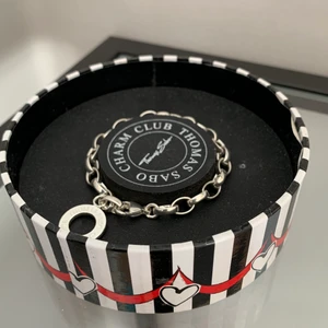 Thomas Sabo armband - Ett armband från charm club, köptes för 699 och säljs för 450 kr. Frakt tillkommer på 39 kr. Omkretsen på armbandet är 17,5 - 18 cm. 