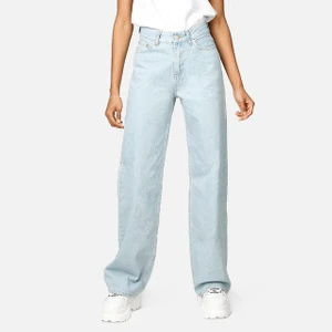 Junkyard wide leg jeans - (Första bild är lånad) Jag säljer dom här jätte snygga jeansen från junkyard eftersom att dom är för små. Dom är använda flera gånger men i jätte bra skick, (dom har en liten fläck på ena benet som är nästan till osynligt.) Nypris: 400kr. Ni får buda i kommentarerna. Köparen står för frakten.