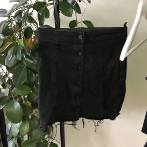 svart jeanskjol - svart jeanskjol med knappar