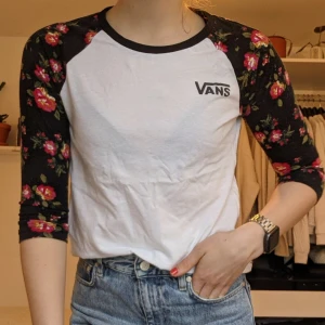 Vans t Shirt, strl S - Cool design och mönster!! (Lite skrynklig på bilden) 💓💓Samfraktar gärna om du köper något annat!