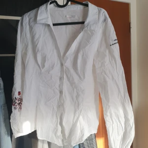 Vit oddmolly skjorta  - Vitt oddmolly skjorta med många detaljer 