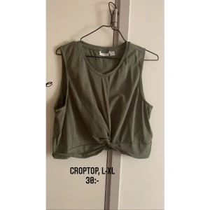 Croptopp  - Croppad topp militärgrön 