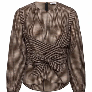 Blus med knytning  - En superfin blus från Envii. Osäker på om jag vill sälja därför kollar jag intresset. Nypris 600kr. Aldrig använd, endast testad. Buda i kommentarerna!
