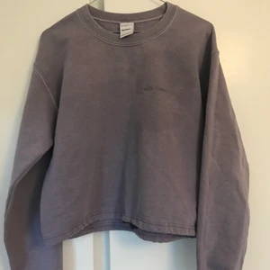 Sweatshirt urban outfitters - Jättefin lila sweatshirt från urban outfitters med ”vintage” känsla! Köpt för ett år sen för 500kr. Har ett reglerbart band där nere så att man kan ställa in passformen 💕 sitter som en s/xs