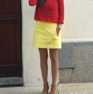 Zara gul mini kjol - ZARA yellow neon skirt with pockets.  Size L, but it nicely fits M as well. It has some very light stain spot, but it is not visible.  Pick up available in Kungsholmen  Please check out my other items! :) 