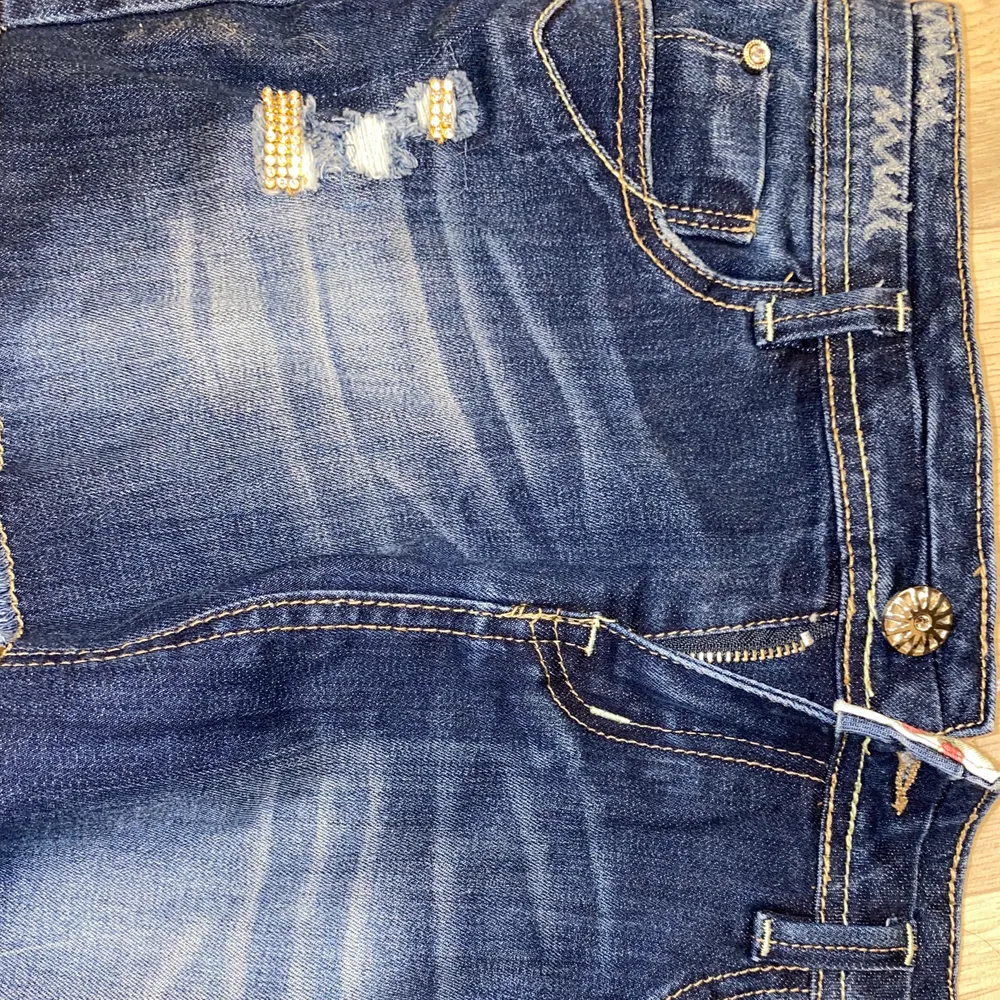 Lowwaisted y2k jeans kjol, knappast använd. Har snygga detaljer med stenar vid fickorna. Kjolar.