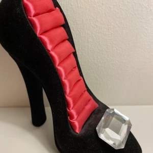 Smyckessko - Jättefint att ha sina ringar eller andra smycken på! Tyvärr lite smutsig då den endast har stått i mitt skåp. Det är sammet material. Går säkert att få bort! 