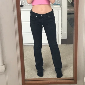 Lågmidjade jeans - Vintage lågmidjade jeans. Jättefin passform och långa ben. Jag är 167 och det finns marginal på längden. Är w30 men passar mig som oftast har w26. Skriv gärna privat för fler bilder! 🥰