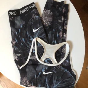 Träningssätt - Säljer detta helt oanvända sättet från Nike! Både toppen och byxorna är i xs!💞 men passar även xxs och byxorna passar även s💞 köp i båda för 240kr eller byxor för 200kr och toppen för 50kr💞💞🤩🙌🏽🙌🏽 Fråga om någon undrar något eller vill ha fler bilder👌🏽💞