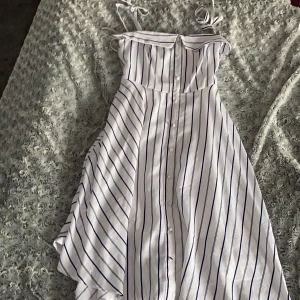 Klänning  - Jätte fin klänning, köparen står för frakten 