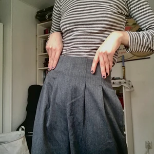 CARIN WESTER kostymbyxa  - Supersnygga kostymbyxor av märket Carin Wester! Knappt använda (förutom i en musikvideo-inspelning) och i mycket fint skick. 💕✨ Jag kan mötas upp i Stockholm!! (Frakt ingår inte i pris)