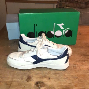 Diadora - Diadora-skor i riktigt fint skick. Dem är något smutsig men går förmodligen bort med lite såpa och vatten. Storlek 41. Nypris ligger nog runt 1000 lappen tror jag, kanske mindre. 