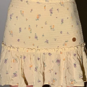 Sommarkjol - Super fin sommarkjol från Kappahl, det är barnstorlek men funkar utmärkt på en xs. Super söt och fin till sommaren . Pris 50kr