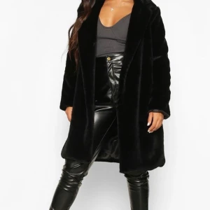 Pälskappa BOHOO - Oanvänd pälskappa från bohoo. Strl S. Väldigt mjukt & skönt material samt sitter väldigt snyggt👌 köpt för 500 kr.