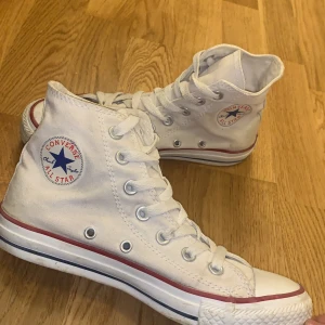 Converse strl 36,5 - Fina. Man kan DIY till bruna med kaffe:) 