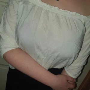 Off shoulder top - Säljer den sköna och somriga off shoulder toppen! Köpt från Ginatricot. Har knappt använt den,max 2-3 gånger! Storlek 34 men jag som är 38 kan även ha den! Skriv vid frågor! Köparen står för frakt!