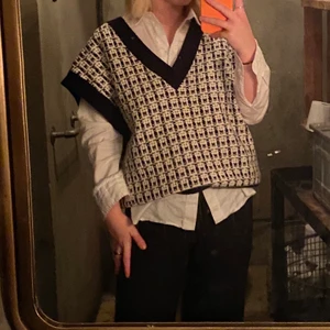 Väst från Gina tricot  - Supersnygg väst från Gina tricot i storlek L. Sitter snyggt oversized på mig som har s😊 Inga tecken på användning, säljer pga inte riktigt min stil längre. Köparen står för frakt 