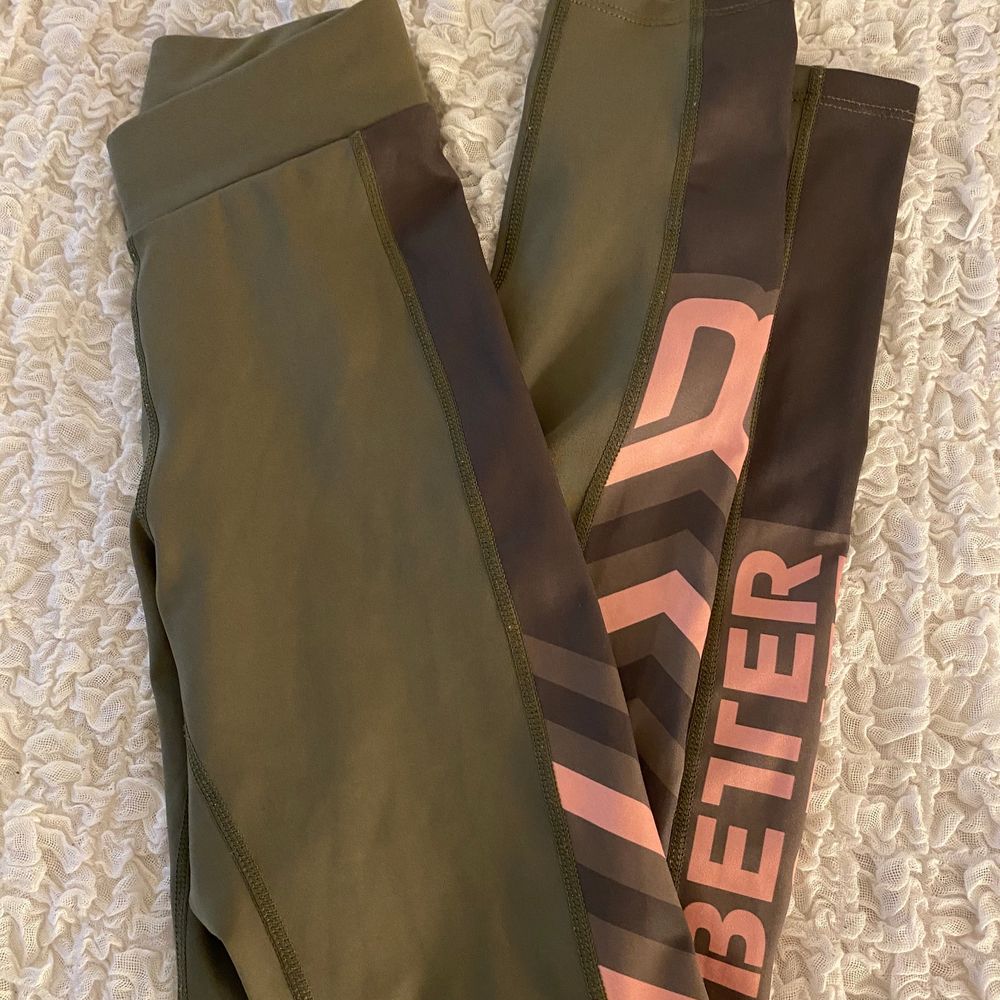 Super sköna och fina springtights ifrån BetterBodies! Sista bilden är tagen ifrån hemsidan för att få färgen rättvis. Säljer på grund av att de tyvärr är lite för småa för mig:( Storlek: XS (jag är 166cm lång) Pris: 130kr (+frakt) men går att diskutera!🥰 OBS: har hund hemma men tvättar självklart dom innan! . Jeans & Byxor.
