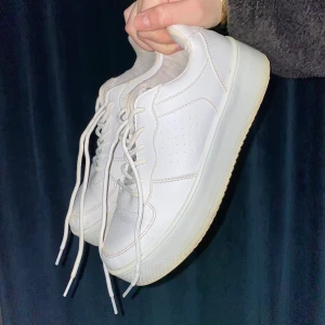 Vita sneakers - Skitsnygga (!!) vita sneakers från nelly, nytvättade. Storlek 40, passar mig bra som har 39 👌🏼 120kr + frakt 📦 