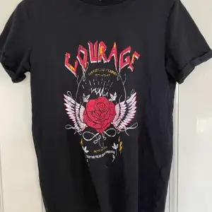 Cool rockig T-shirt med tryck från Ellos. Bra skick. Spårbar frakt med DHL inräknat i priset!!