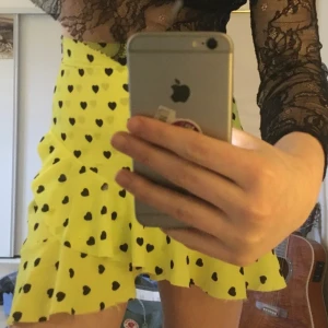 Kjol med hjärtan - Snygg gul kjol med hjärtan på, köpt på junkyard men är ifrån märket ”new girl order”. Endast använd 1 gång.