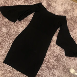 Svart klänning med volang ärmar - En svart klänning med volangarmar, köpt från gina. Endast använd en gång, storlek 34.