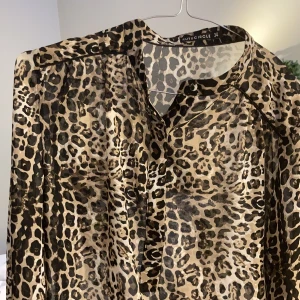 Blus från Rut&Circle storlek 34 - Den passar jätte bra och är mycket stilig! Säljes för 100kr (ordinarie pris 400kr)